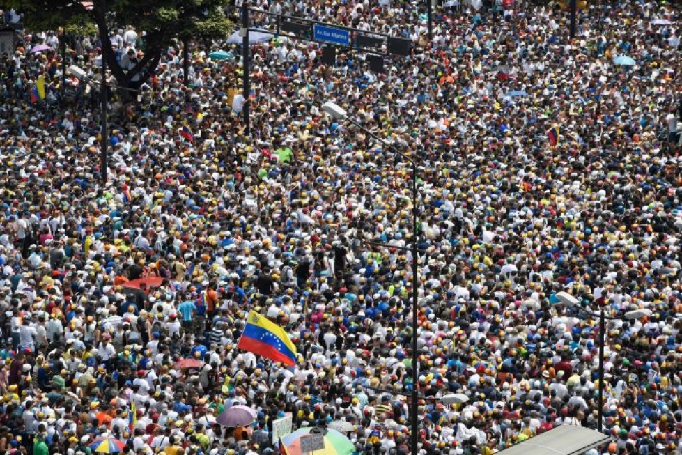 Venezuelan oppositio yritti viime viikolla syrjäyttää presidentti Nicolas Maduron rauhanomaiseksi kutsumassaan kapinassa. LEHTIKUVA/AFP