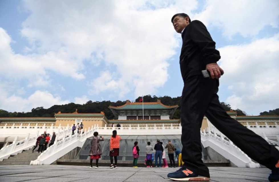 Aiemmin Kiina antoi mahdollisuuden 47:n eri Manner-Kiinan kaupungin asukkaiden hakea yksittäistä matkalupaa Taiwaniin. Kuvassa turisteja kävelemässä kansallisen palatsimuseon edustalla Taipeissa. LEHTIKUVA/AFP