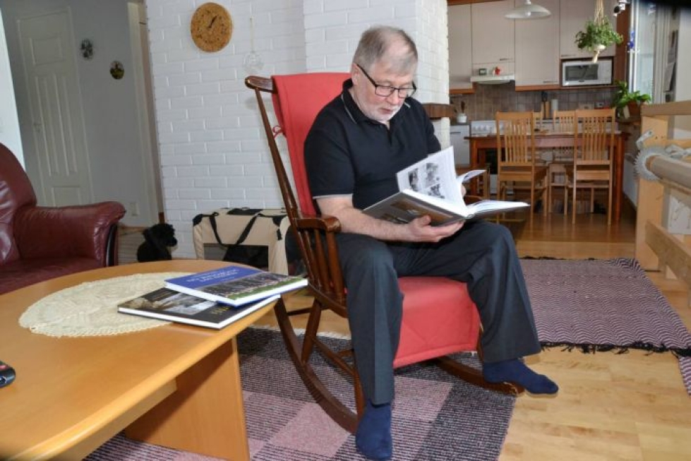 Jorma Ikosella on eläkepäivillään aikaa rakkaaseen harrastukseen kirjoittamiseen. Neljä vuotta sitten syntyneen Möhkön kyläkirjan lisäksi hän on tallentanut kansiin myös Ilomantsin veteraanien historiikin.