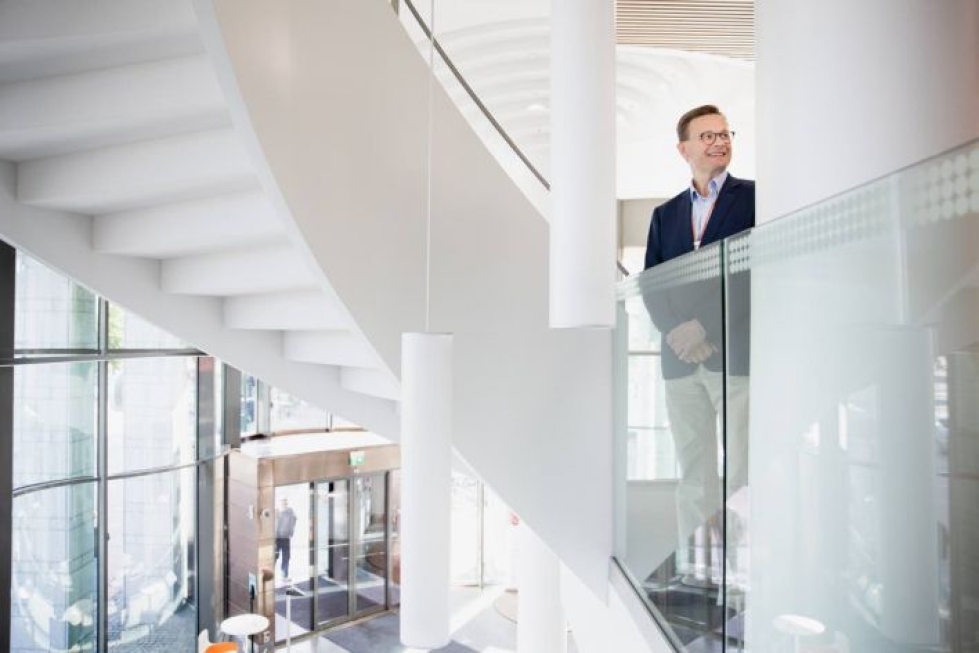 Tilan avoimuus kuvastaa sitä, että pankki on vuorovaikutuksessa muuhun yhteiskuntaan, Seppo Pölönen kertoo vuonna 2016 valmistuneen pankkirakennuksen aulassa.