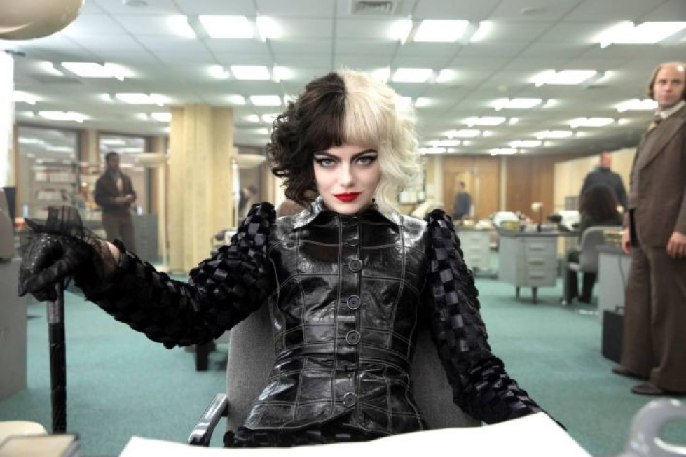 Emma Stone esittää narsistista Cruellaa.