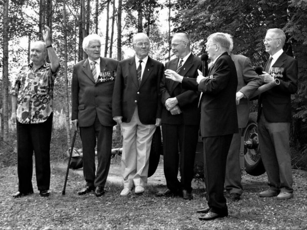Erkki Hytti esitteli Hattuvaaran taistelun 60-vuotispäivänä mukana olleita veteraaneja. Taistelua johtanut Voitto Niskanen toinen vasemmalta. Lauri Häyhä oikealla.