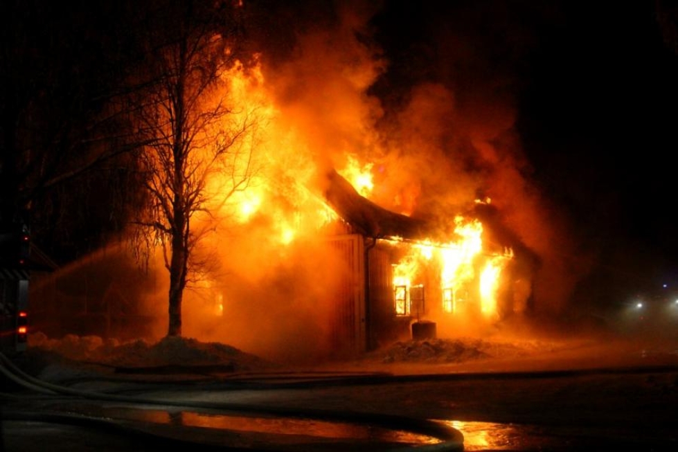 Nuorten työpaja Apajan toimistotilat tuhoutuivat tulipalossa Nurmeksen keskustassa maanantai-iltana.