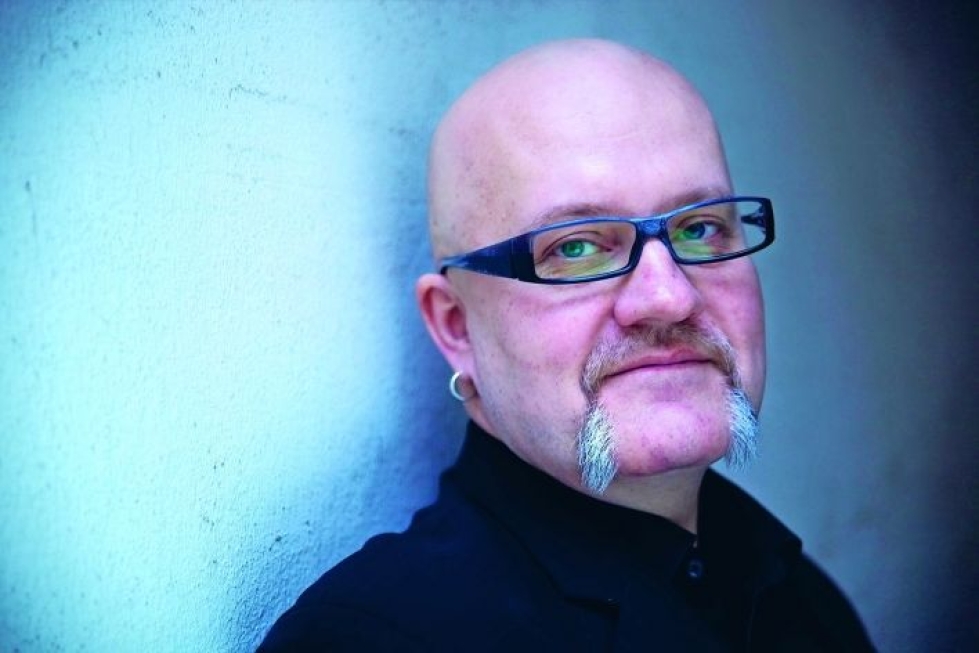 Raimo Pesonen on kirjoittanut kuusi romaania ja tietokirjoja.