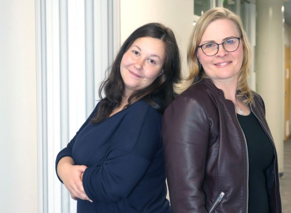 Outokumpulaisten kansanedustajien Sanna Antikaisen (ps., kuvassa vasemmalla) ja Hanna Huttusen (kesk.) ansiotuloissa oli vielä vuonna 2018 iso ero.