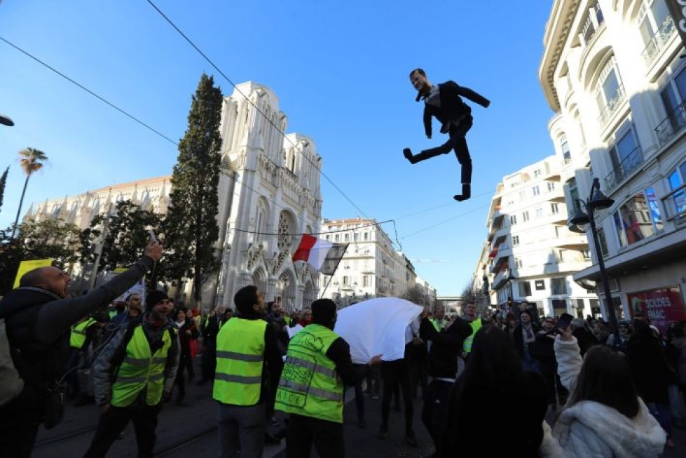 Presidentti Emmanuel Macronin politiikkaa vastustamaan kerääntyi jälleen mielenosoittajia. Lehtikuva/AFP