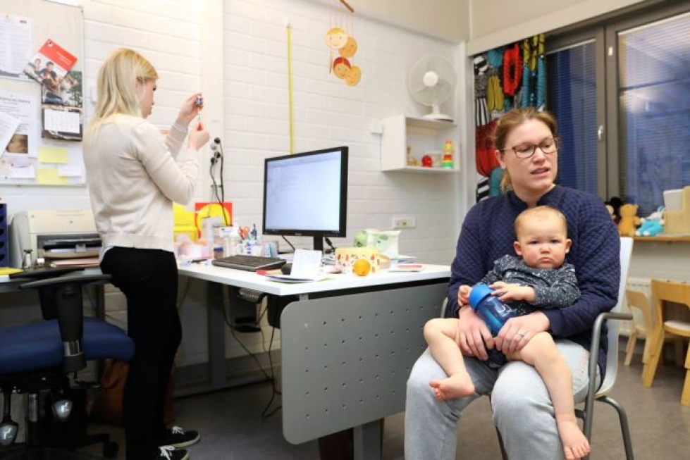 Äitinsä Saanan sylissä oleva Malva Peiponen saa kaikki rokotusohjelman mukaiset rokotteet. Terveydenhoitaja Katja Hujanen valmisteli MPR-rokotteen antamista.