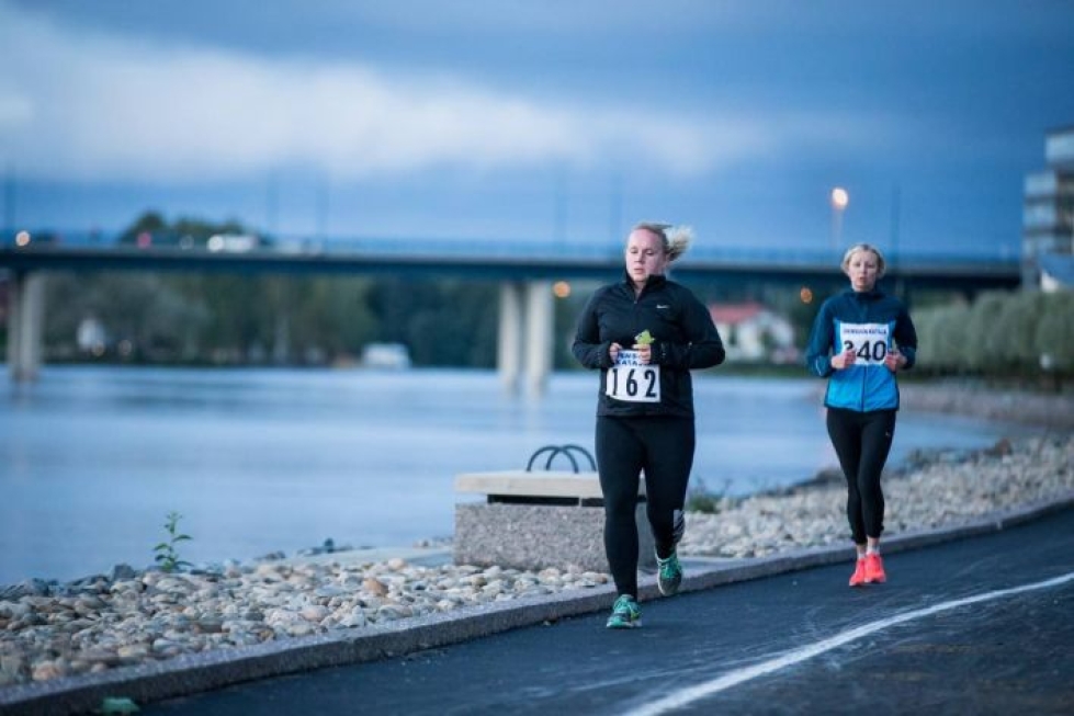 Tanja Rimpilä (162, edessä) ja Mari Kaasinen (340, takana) juoksivat Joensuun siltoja ja rantoja perjantai-iltana.