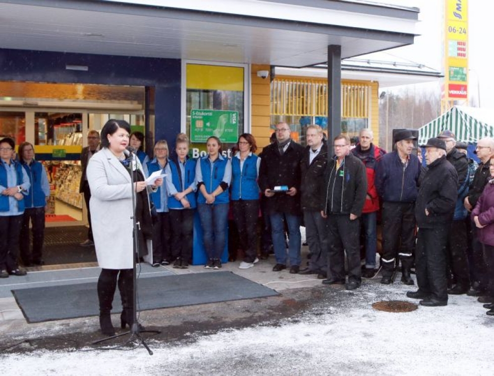 Juuassa vietettiin marraskuussa S-marketin avajaisia.  Puhetta piti Jukolan toimitusjohtaja Raija Rantanen.