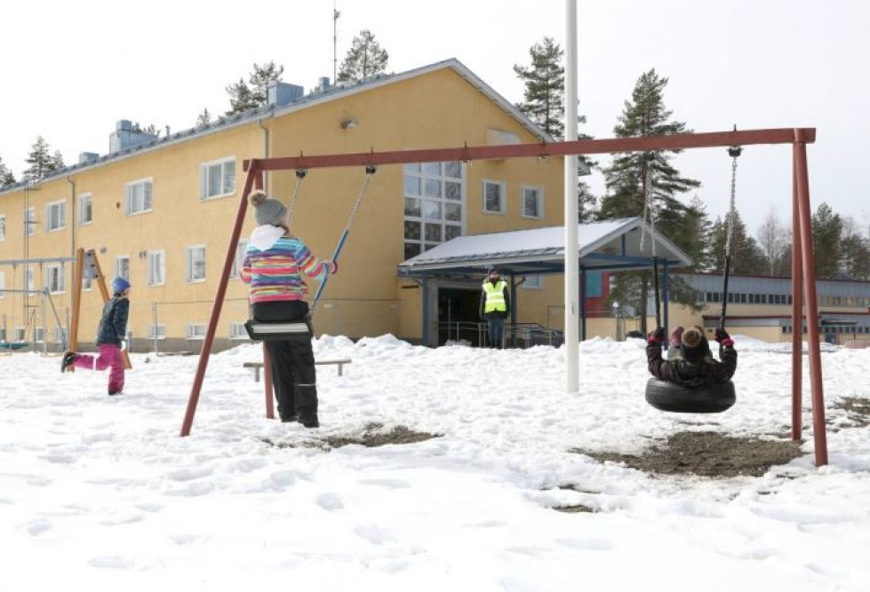Liperissä pienten koululaisten lähiopetus on keskitetty Jyrin yksikköön. Luokanopettaja Riitta Sinkkonen valvoi välituntia ja muistutti oppilaita turvaväleistä.