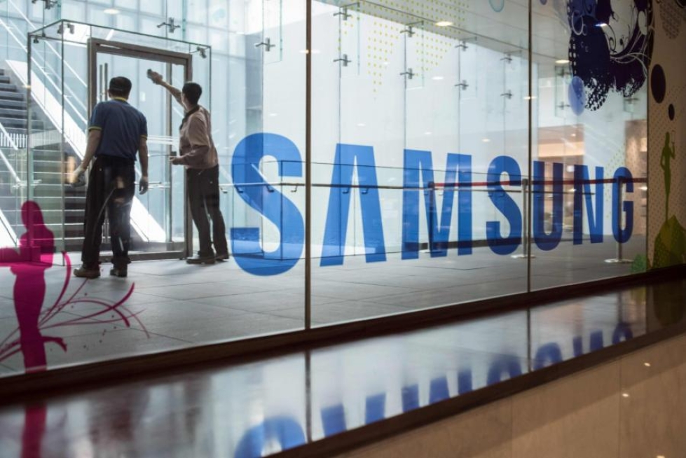Eteläkorealaisen Samsungin liikevoitto putosi kolmannella vuosineljänneksellä liki 30 prosenttia. LEHTIKUVA/AFP