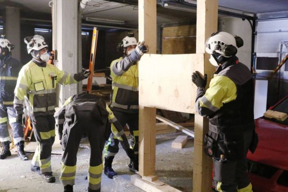 Pohjois-Karjalan pelastuslaitoksen raskaspelastusjoukkueen tehtäviin kuului harjoituksessa sortuneen katon tuentaa.