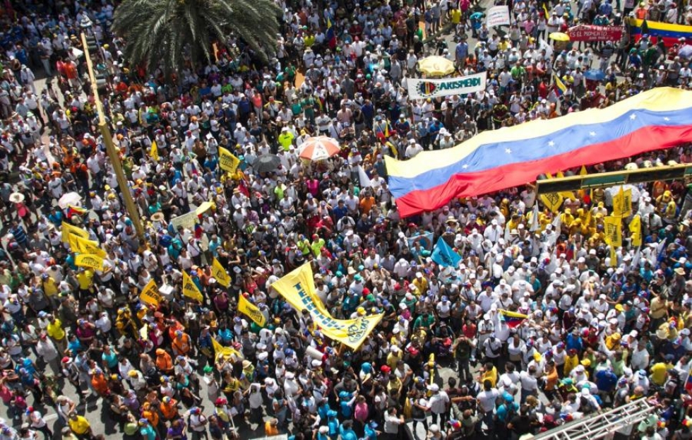 Sadattuhannet venezualaiset vaativat viime viikolla mielenosoituksissa maan presidentin eroa. LEHTIKUVA/AFP
