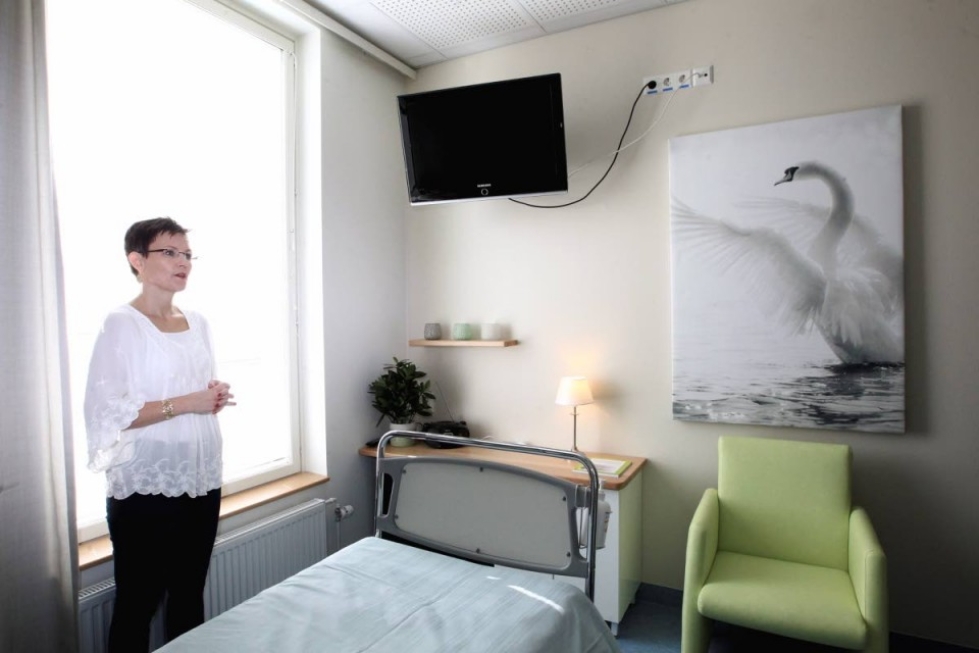 Projektiasiantuntija Katja Väyrynen suunnitteli rauhallisen ja luonnonläheisen sisustuksen potilashuoneeseen.