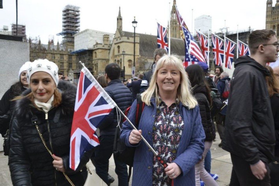 Helen Hyde (kesk.) iloitsee brexitistä Lontoossa parlamenttitalon kupeessa. LEHTIKUVA / Heta Hassinen