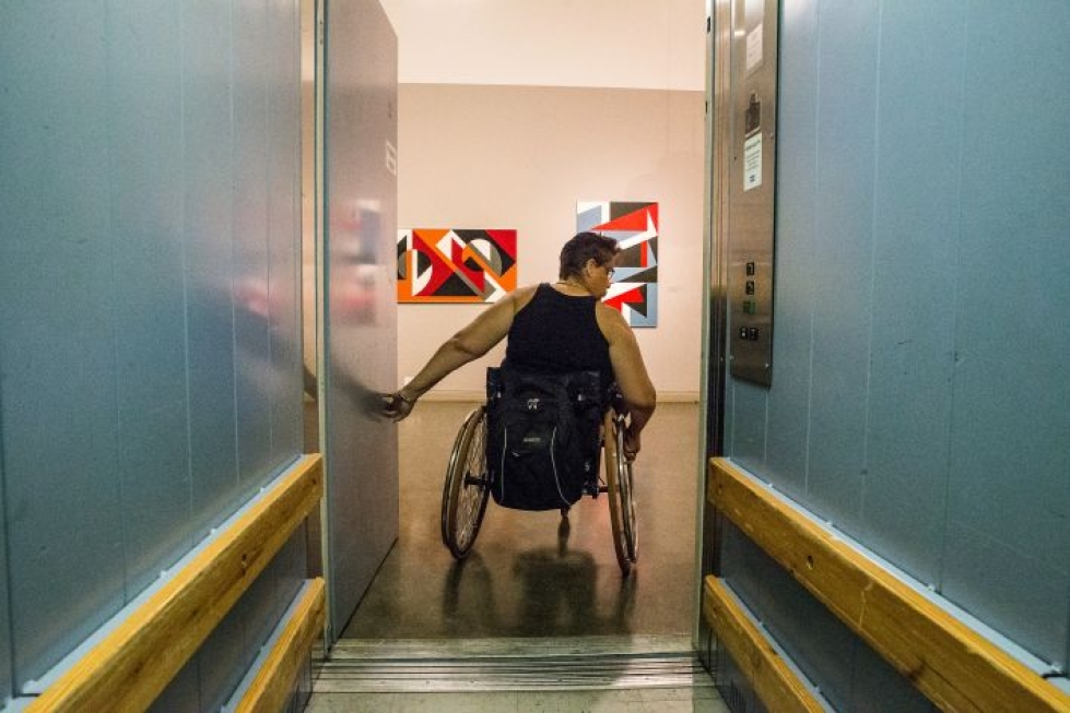 Pyörätuolitanssija Risto Lång näyttää, että taidemuseo Onnin kapeaan hissiin on pakko mennä peruuttamalla, jos mukana ei ole avustajaa. Oven raskaus tekee siitä entistä vaikeampaa.
