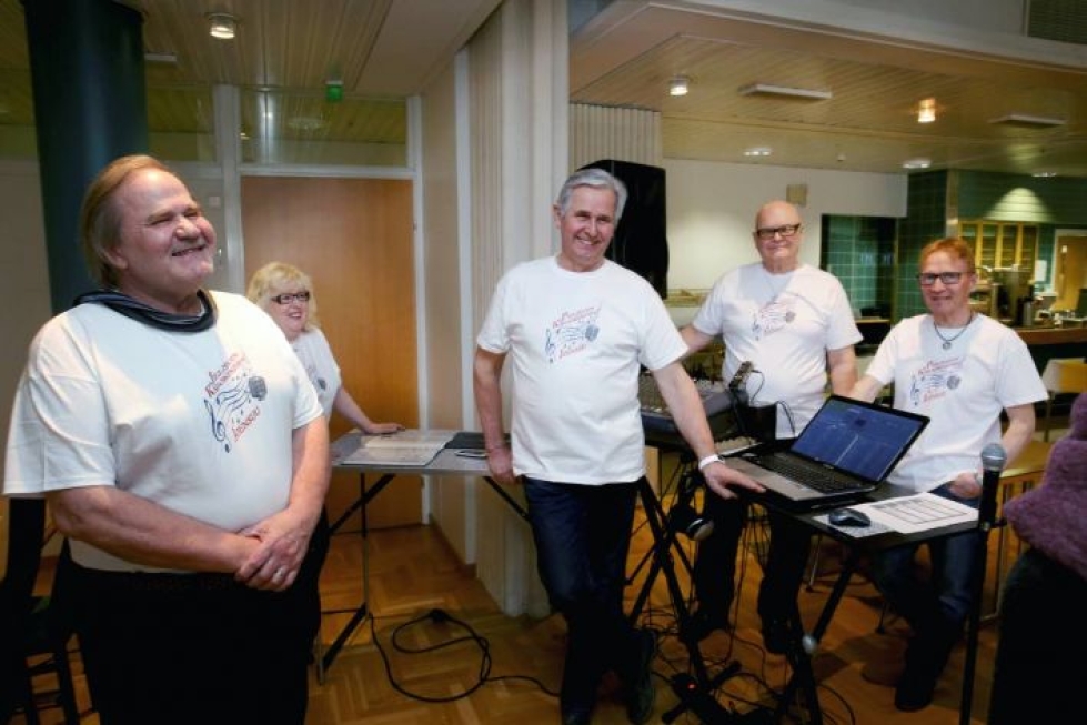 Pielisjoen Karaokekerho aloitti toimintansa tänä tuonna. Kuvassa vasemmalta Martti Korhonen, Vuokko Korhonen, Mikko Pietiäinen, Matti Byckling ja Heikki Mononen.