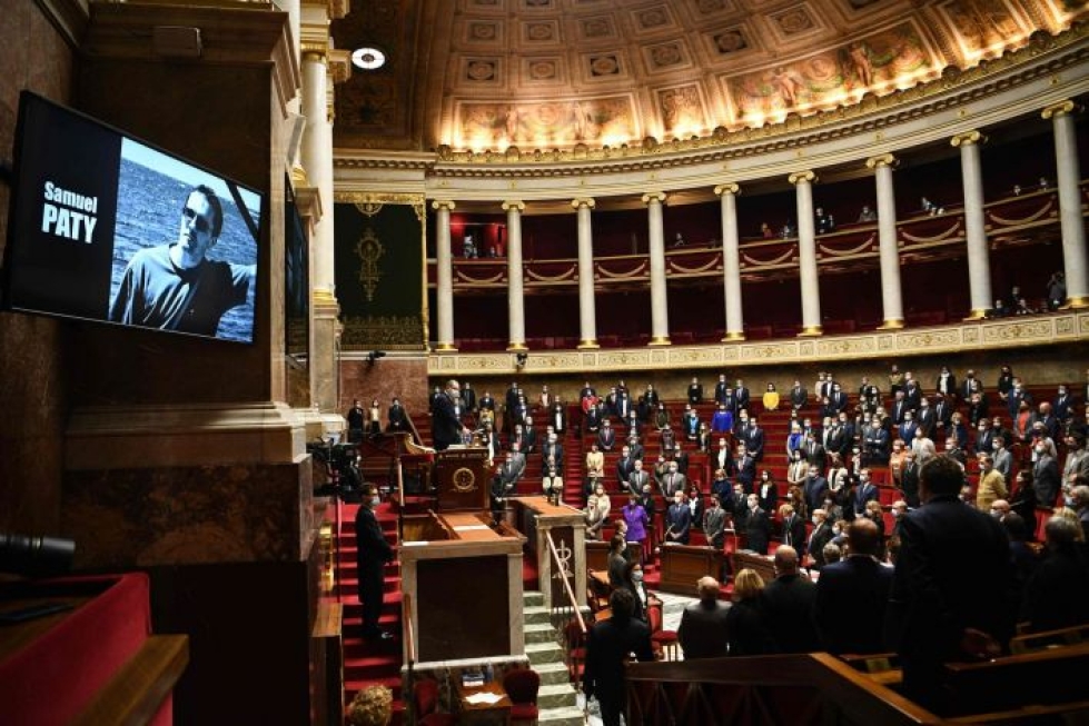 Ranskassa pidettiin parlamentissa minuutin hiljainen hetki surmatun opettajan muistoksi. LEHTIKUVA/AFP