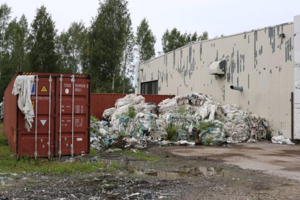 Pohjanmaan Muovikierrätys Oy:n jäljiltä jäi muovijätettä, kalustoa ja varastokontteja.