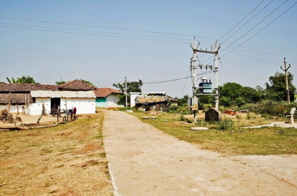 Intian jokaiseen 600 000 kylään on vedetty sähköverkko, mutta kaikki taloudet eivät siihen ole vielä pystyneet liittymään. Suuri osa maaseudun asukkaista on yhä ilman sähköä, joten kulutus kasvaa myös tulevaisuudessa.
