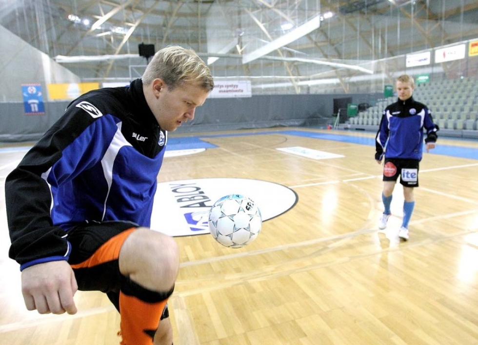 Juha-Matti Ryynänen (vas.) ja Olli Muttonen pyrkivät nostamaan SC Riverballin futsalin 1. divisioonaan.