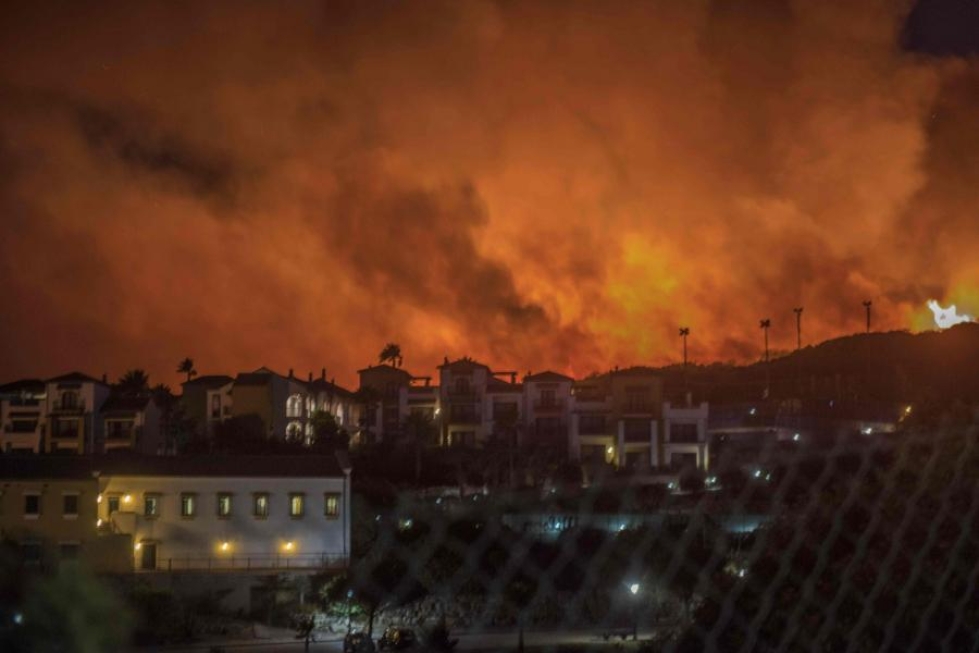 Maastopalo uhkasi hotelleja ja asuinrakennuksia La Alcaidesassa Espanjan Aurinkorannikolla. LEHTIKUVA/AFP