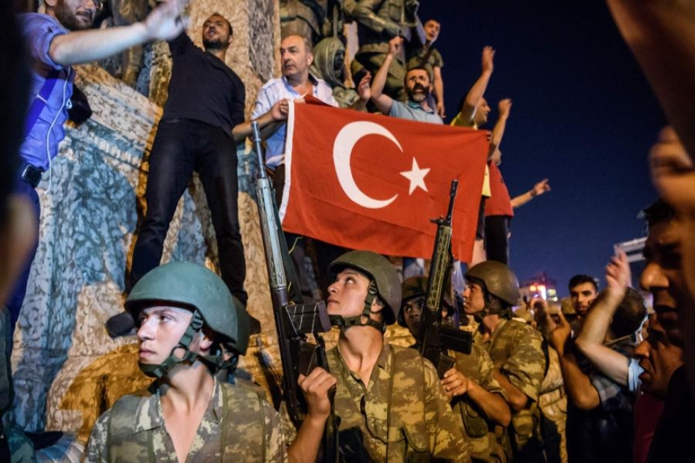 Vallankaappausta vastustavat mielenosoittajat ovat protestoineet Istanbulin Taksimin aukiolla sotilaiden läsnäolosta ja ulkonaliikkumiskiellosta huolimatta. LEHTIKUVA/AFP