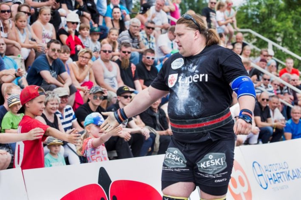 205-senttinen ja 180-kiloinen Mika Törrö kilpaili viime elokuussa voimamieskisoissa Ylämyllyllä.
