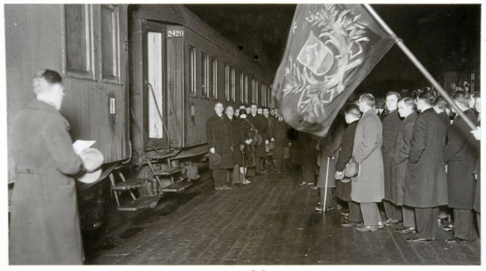 Lapuan liikkeen lähetystö saapuu Helsinkiin joulukuussa 1929. Lähetystöä on vastaanottamassa AKS ja Ylioppilaskunnan Laulajat. Kuvassa puhumassa selin Vilho Helanen.