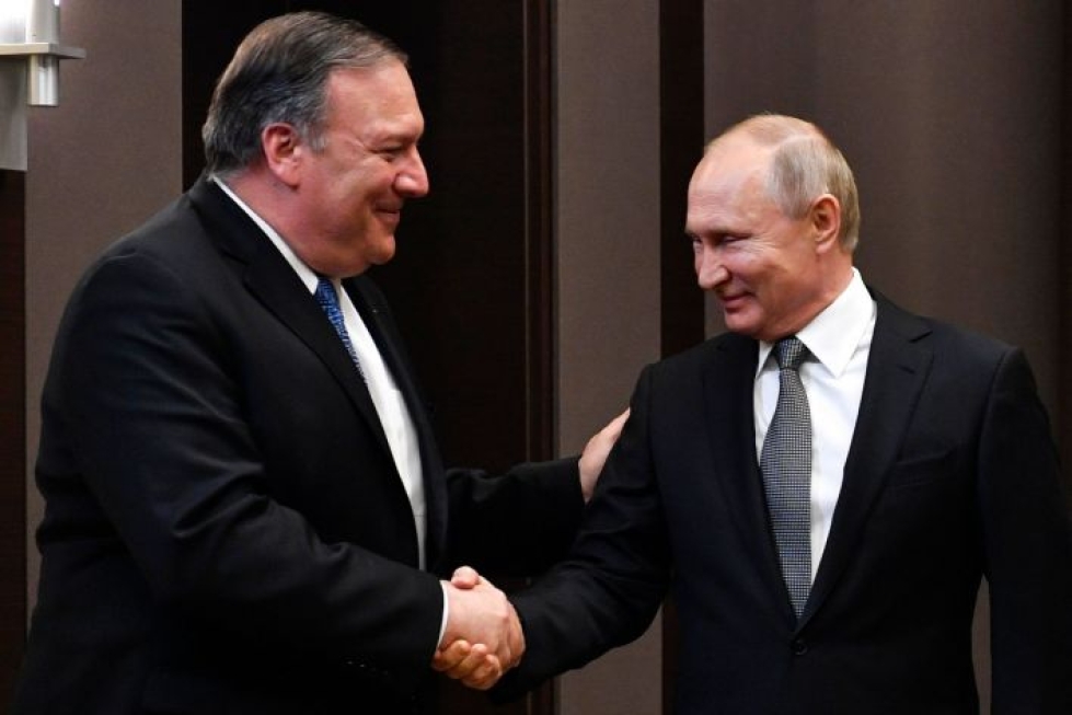 Uusista pakotteista kerrottiin pian sen jälkeen, kun ulkoministeri Mike Pompeo tapasi presidentti Vladimir Putinin Sotshisssa. AFP / LEHTIKUVA