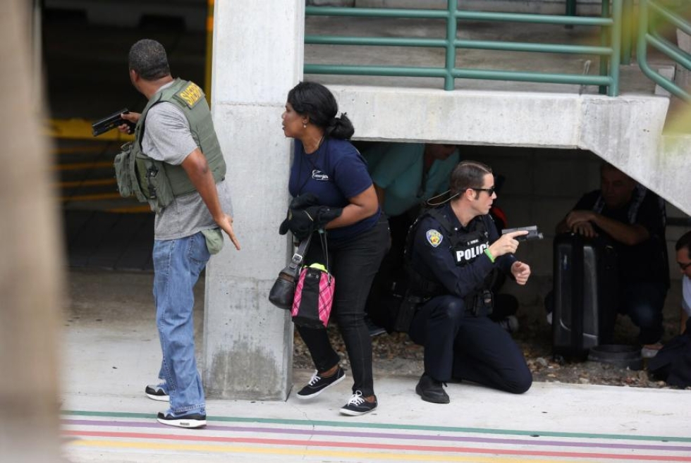 Ihmiset piiloutuivat Fort Lauderdalen kentällä, kun ampuminen alkoi. Poliisin tutkinta alueella on käynnissä. LEHTIKUVA/AFP