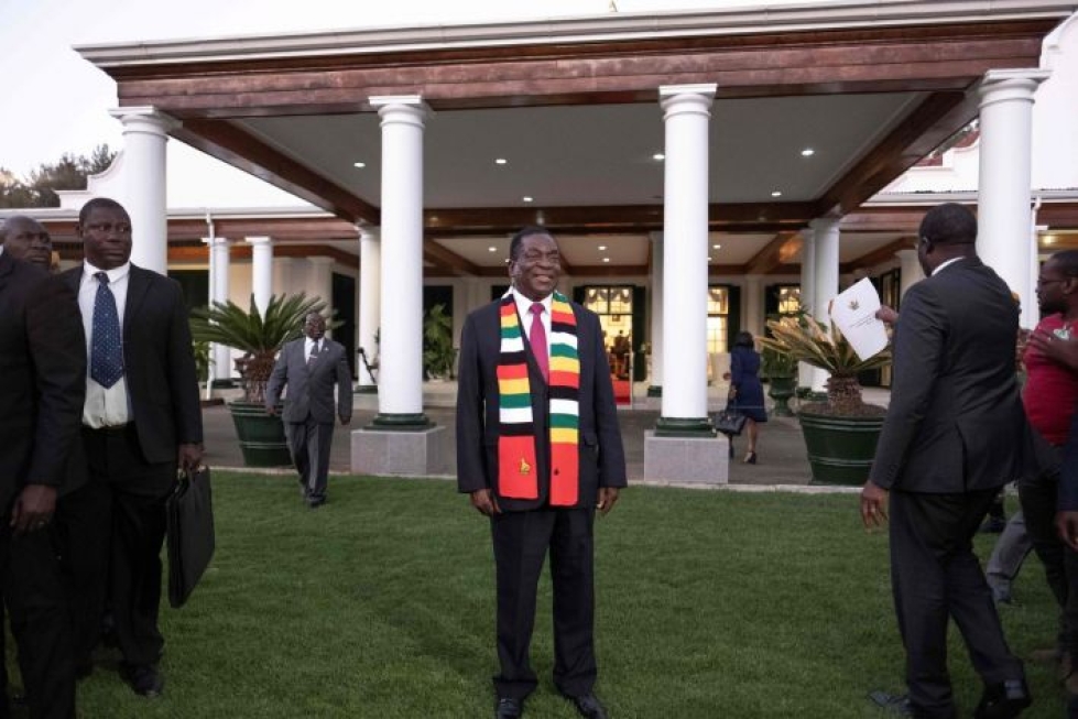 Zimbabwen vaalien voittajaksi julistetun Emmerson Mnangagwan virkaanastujaisia on siirretty vilppivalituksen takia. LEHTIKUVA/AFP