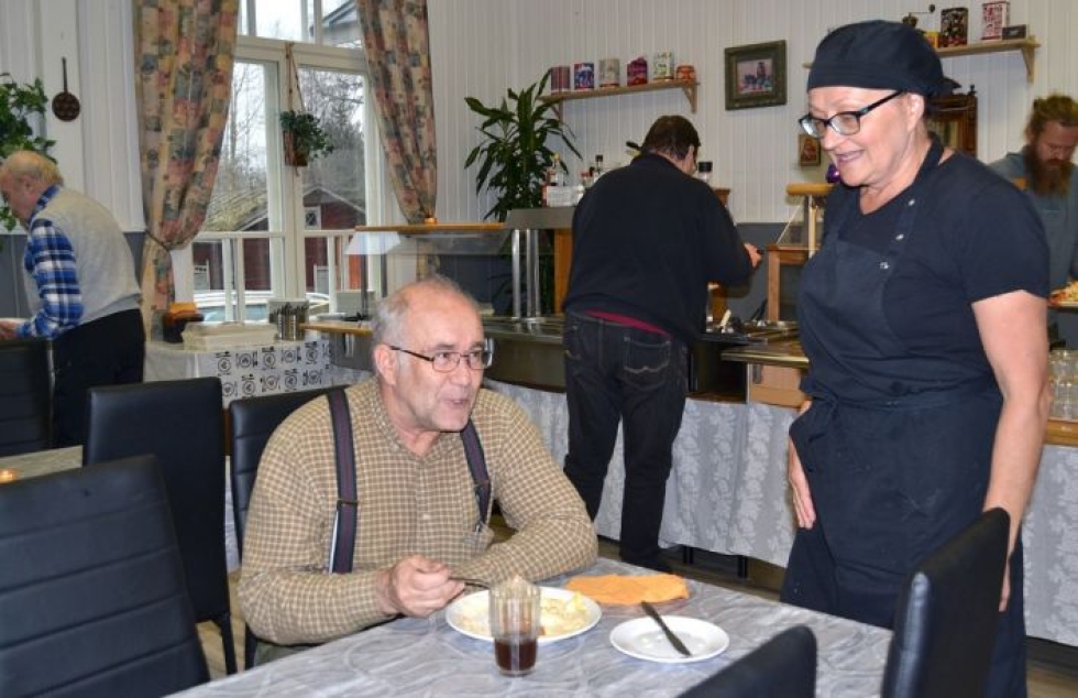 Kotimäen pitotuvan yrittäjä Armi Palviainen juttelee lounastamaan tulleen Ari Määttäsen kanssa. 