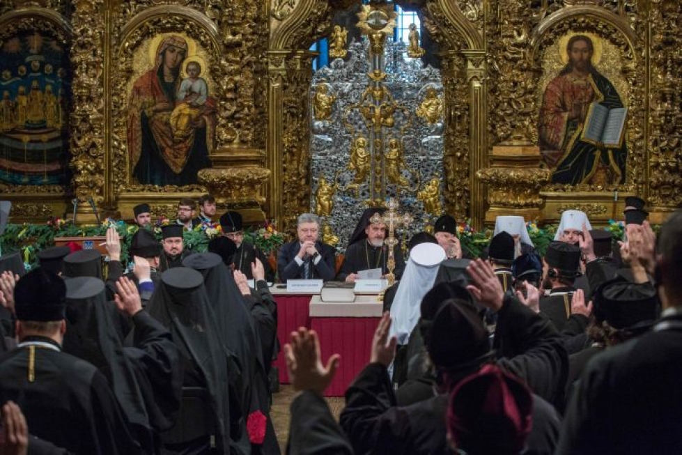 Presidentti Petro Poroshenko oli mukana piispojen synodissa Kiovan Pyhän Sofian katedraalissa. Lehtikuva / AFP / handout/ Ukrainian presidential press service
