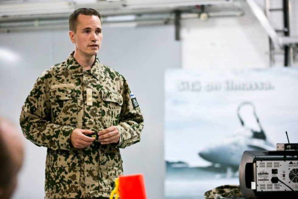 Eversti Henrik Elo on tehnyt pitkän uran Ilmavoimissa. Kuva on kuuden vuoden takaa, kun hän oli Karjalan lennostossa Hävittäjälentolaivue 31:n  komentaja.