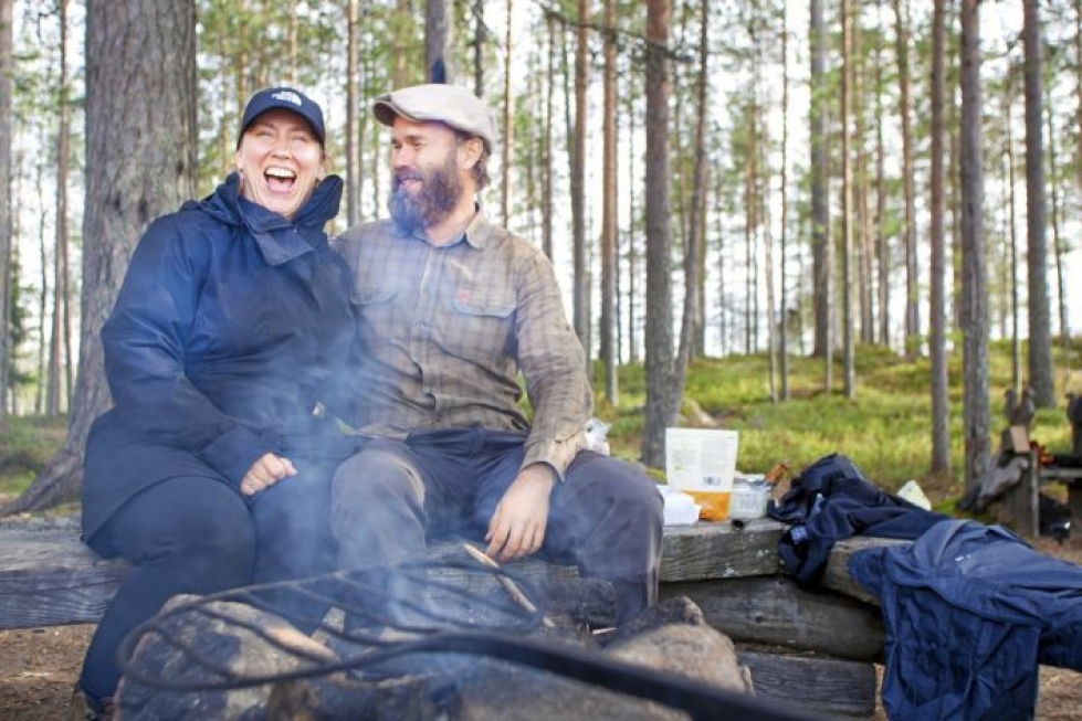 Helsinkiläiset Katju Streng ja Kimmo Korhonen varustautuivat kansallispuistoretkelle muun muassa viinillä.