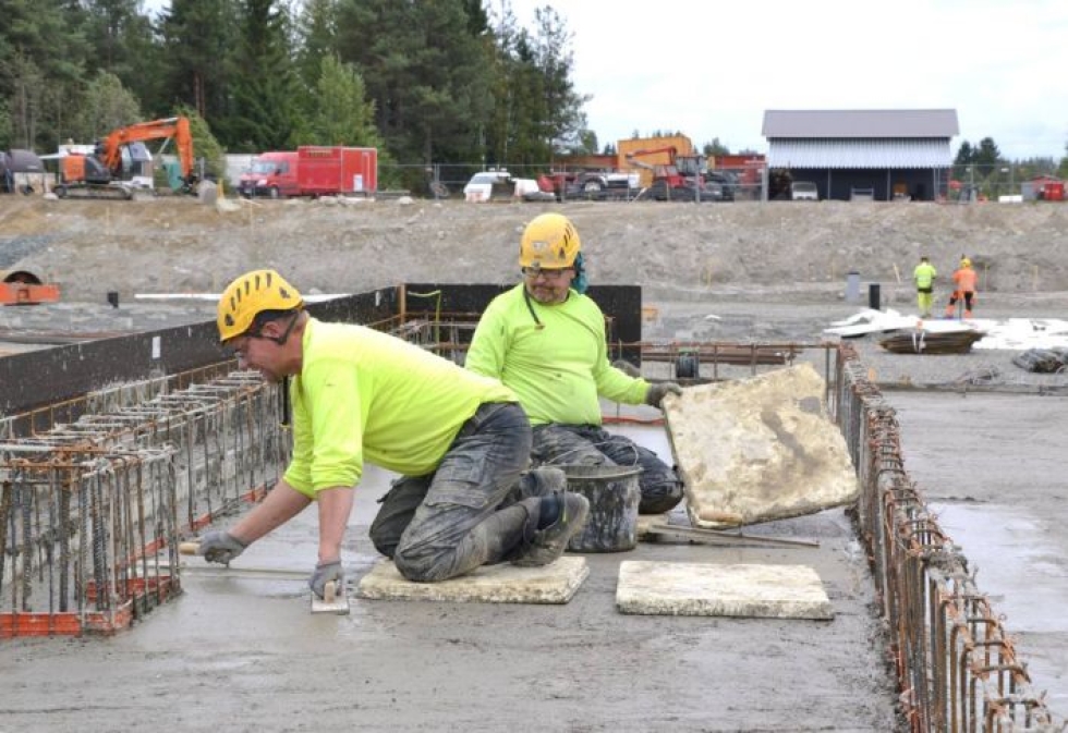 Pasi Savolainen (edessä) Heinävaaralta ja Pekka Koponen Liperistä hioivat maanantaina betonilattiaa työmaalla.