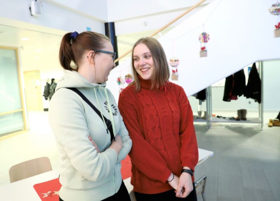 Hyvinvointiohjaaja Meri Kettunen ja kahdeksasluokkalainen Alisha Jaatinen ovat jo ehtineet tutustua Uimaharjun koulussa.
