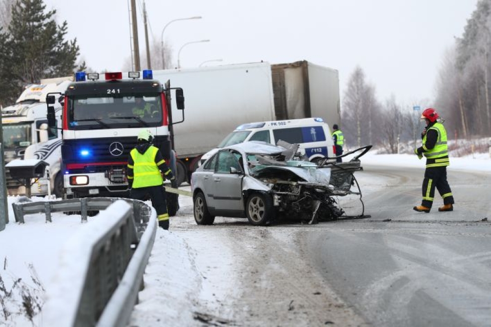 Henkilöauto ja perävaunullinen rekka törmäsivät Kuopiontiellä tiistaina kello 10.