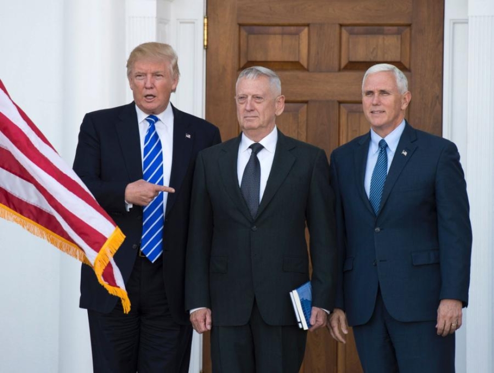 USA:n tuleva presidentti Donald Trump (vas.), puolustusministeriksi nimetty James Mattis ja tuleva varapresidentti Mike Pence. LEHTIKUVA/AFP