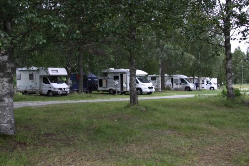 Hyvärilän leirintäalueella hiljeni elokuussa. Heinäkuussa kaikki sähköistetyt karavaanaripaikat olivat käytössä.