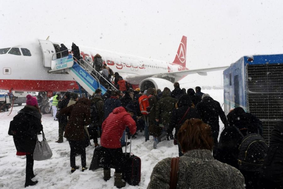 Iso osa lennoista on lumen takia peruttu Atatürkin kentällä Istanbulissa. LEHTIKUVA/AFP