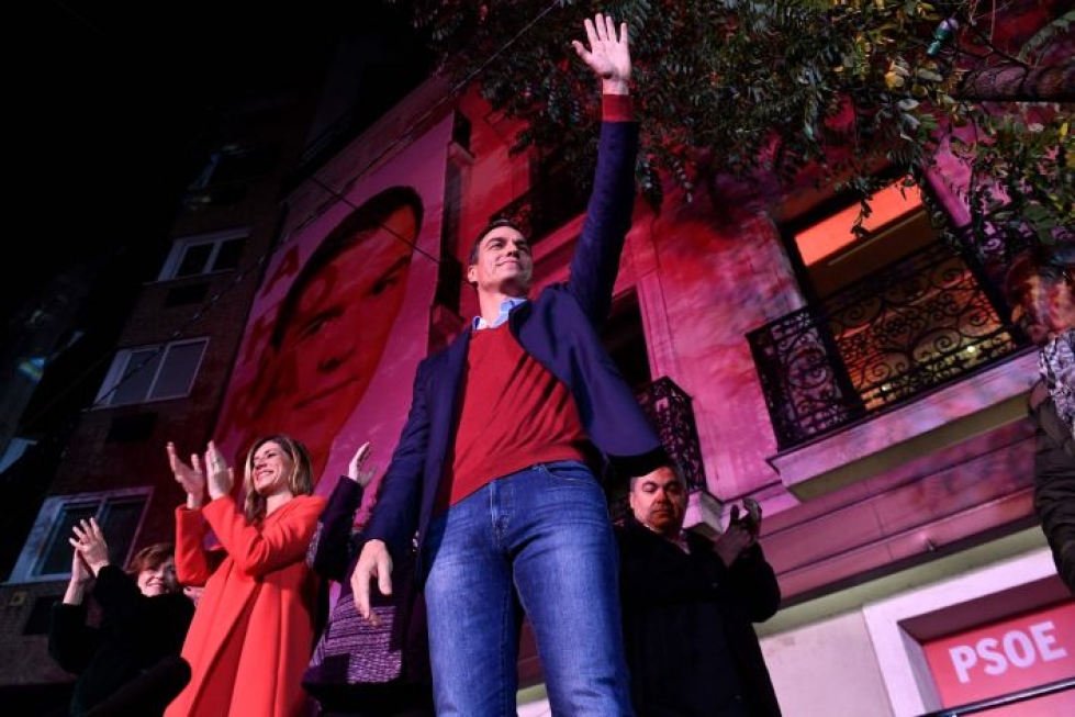 Pedro Sanchez juhlii vaalien ykkössijaa vaimonsa rinnalla. Lehtikuva/AFP