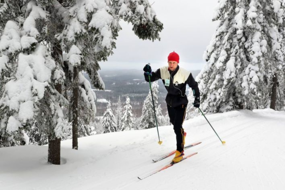 Pasi Penttinen hiihteli kohti Mäkrävaaran huippua kevään 2017 Maisemahiihdossa.