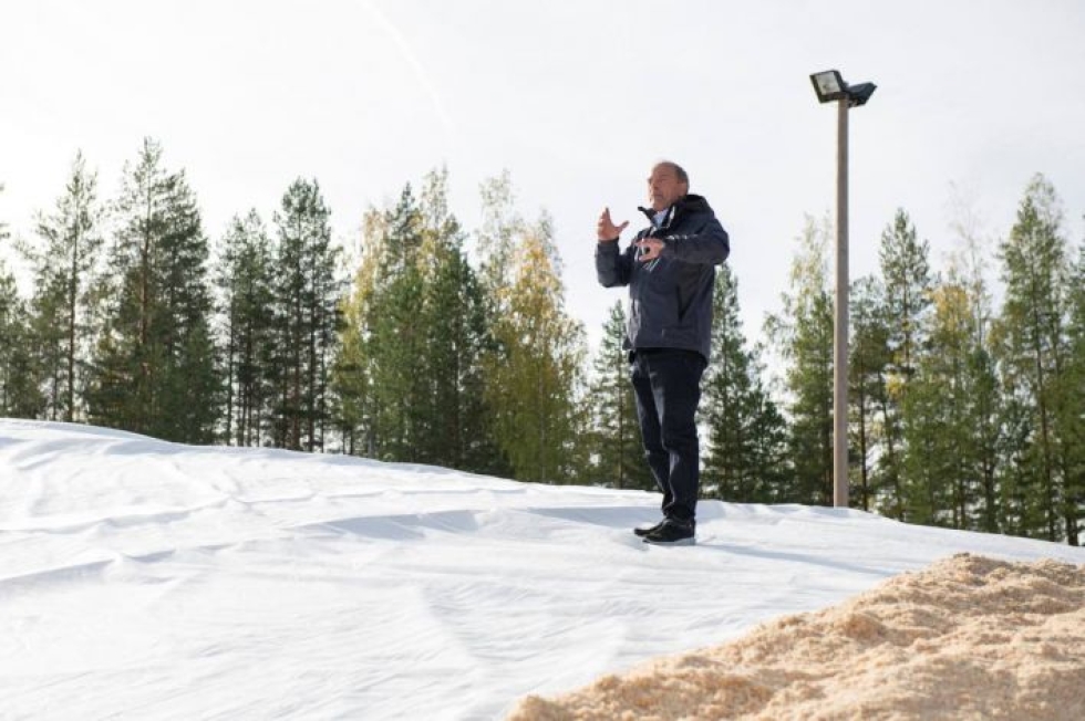 Snow Secure Oy:n toimitusjohtaja Mikko Martikainen julistaa innolla uuden lumensäilöntämenetelmän ilosanomaa.