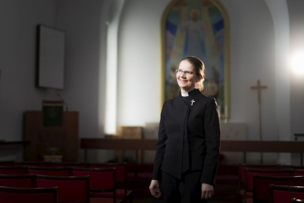 Elina Tourunen vihittiin papiksi vuonna 1988. Hän oli ensimmäisiä suomalaisia naisia papin virassa.