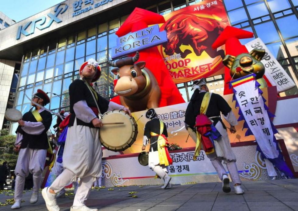 Etelä-Koreassa pörssivuoden alkuseremoniassa esiintyivät tanssijat. Lehtikuva/AFP