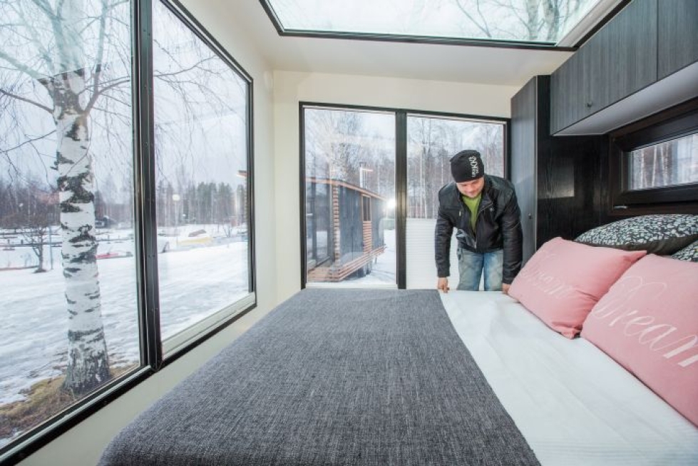 Elämysvaunun makuupäädyn ikkunoista voi ihailla maisemia, tähtitaivasta ja mahdollisesti myös revontulia. Yrittäjä Mikko Liimatta petaa sängyn vuokrauskuntoon.