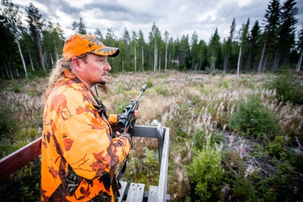 "Antti (Kuivalainen) vie paikoille, joissa karhuja on mahdollista nähdä. Loppu on sitten itsestä kiinni", kuvailee Manu Soininmäki jahdin sujumista.
