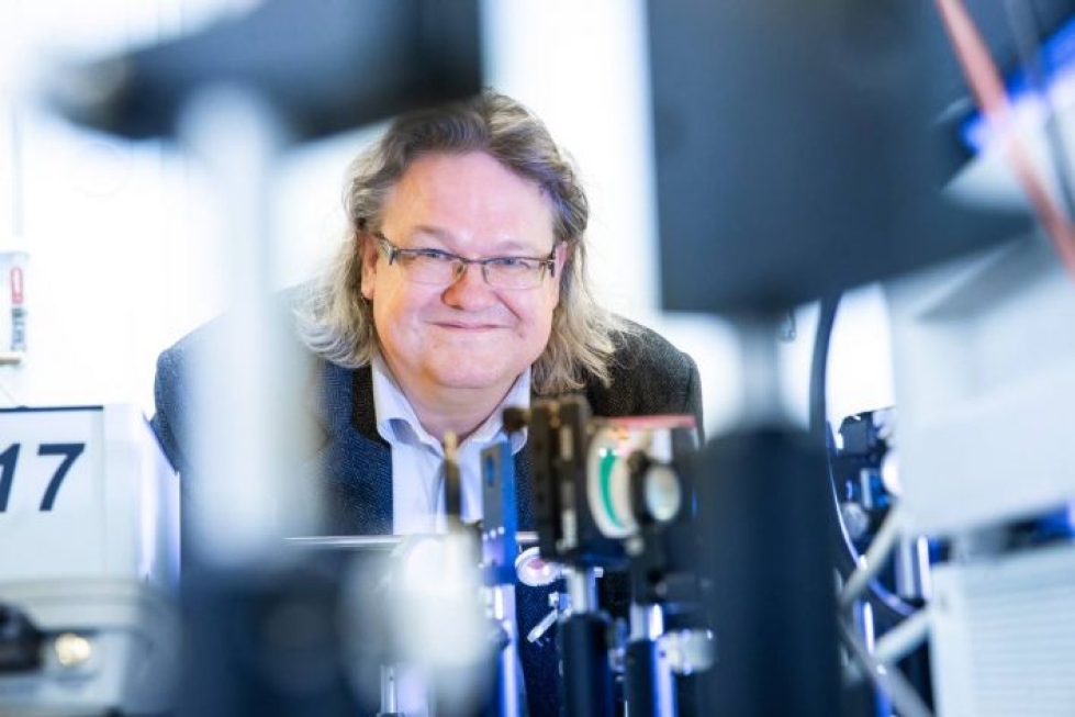 Fotoniikan lippulaivaohjelman varajohtaja, professori Jyrki Saarinen iloitsee, että nyt on mahdollisuus päivittää laboratorioiden laitekantaa ja palkata uutta henkilökuntaa.